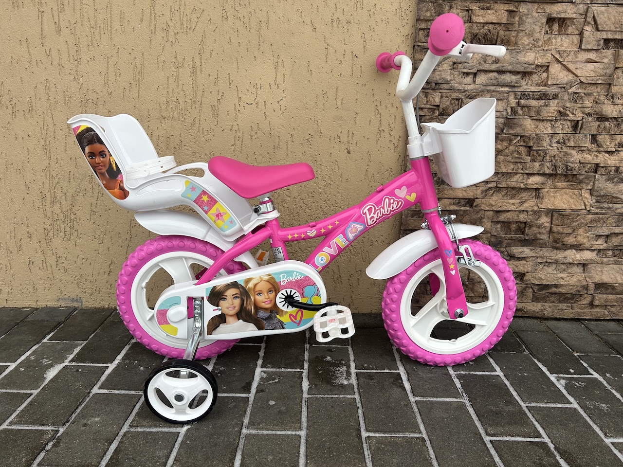 DinoBikes Barbie 12″ — ar papildritenīšiem un grozu