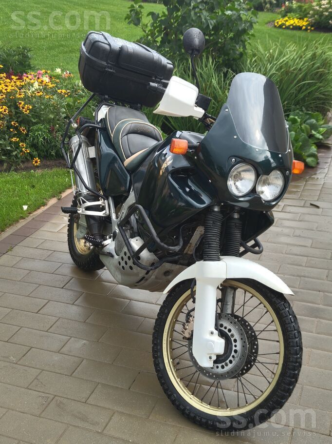 Honda XRV 750 Africa Twin piedzīvojumu motocikls