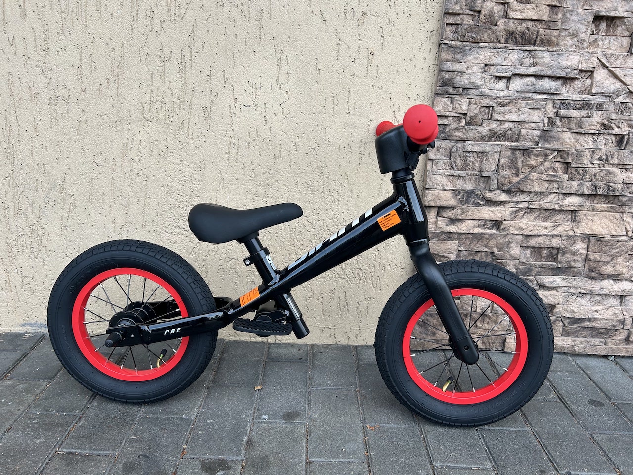 Giant PRE 12″ — melns un sarkans balansa velosipēds