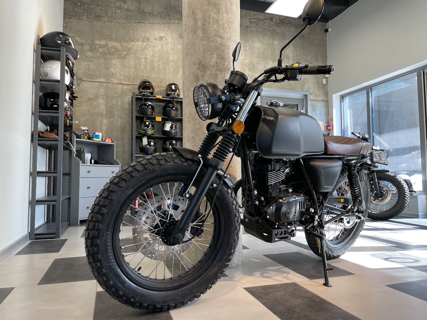 Mutt Akita Black 125, 2025