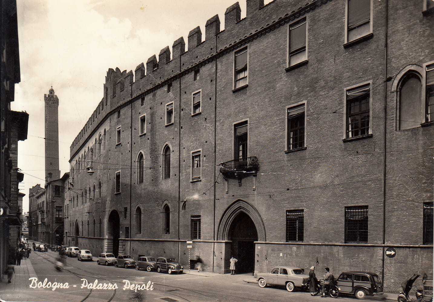 Palazzo Pepoli un Via Castiglione Boloņā 20. gadsimta 50.–60. gadu pastkartē.