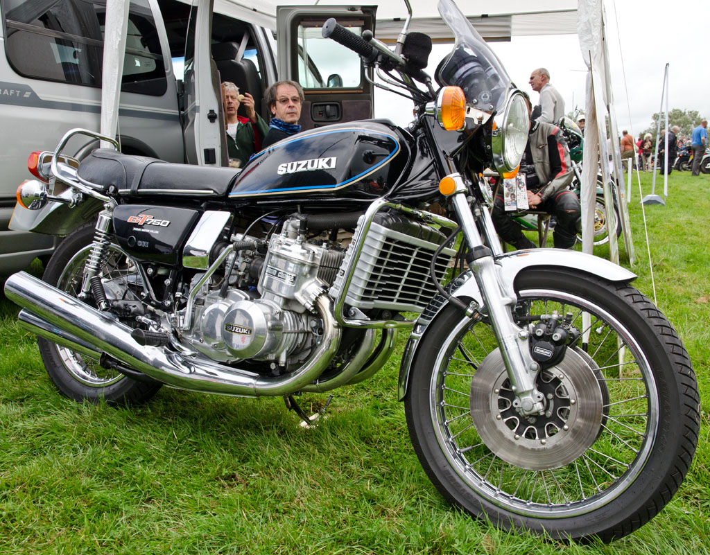 Suzuki GT750 klasisko transportlīdzekļu izstādē 2012. gadā.