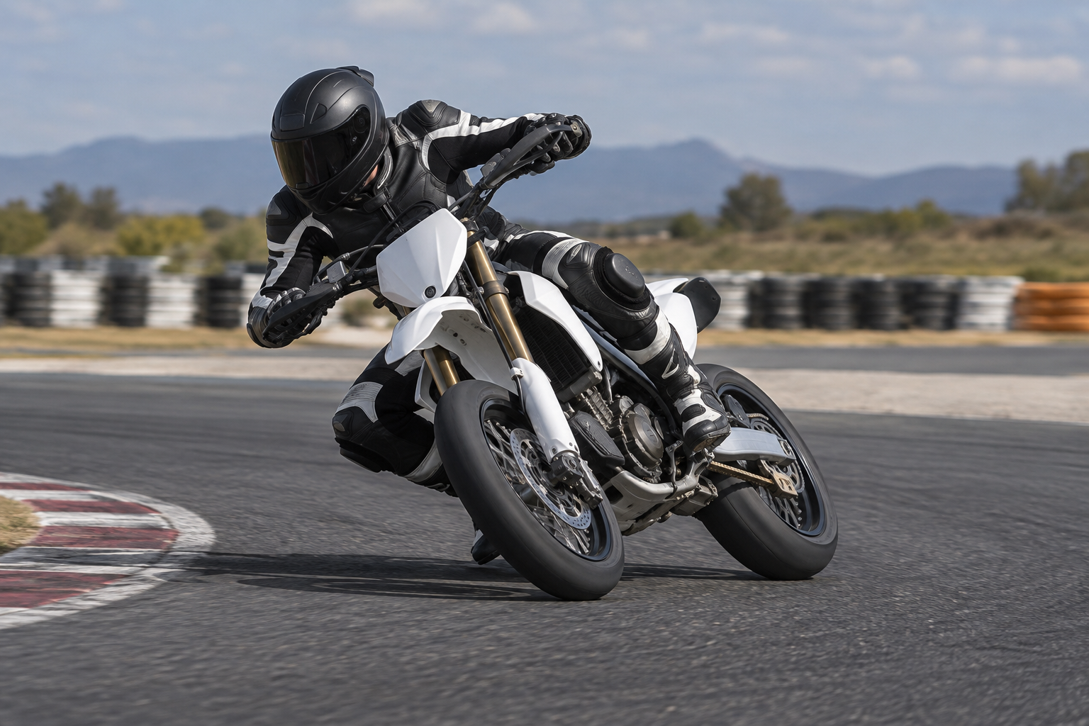 Supermoto brauciena ilustrācija; attēlā nav konkrētais Ducati modelis.