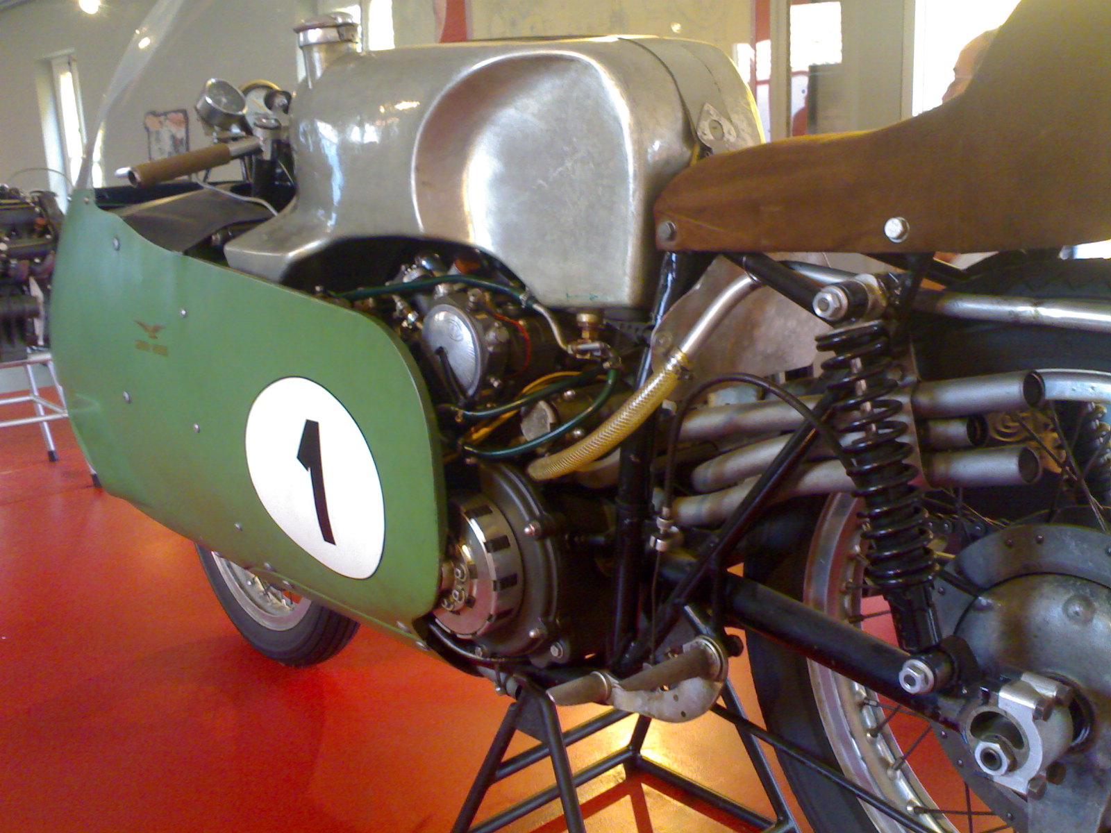 Moto Guzzi astoņcilindru sacīkšu motocikla tuvplāns 2006. gada Guzzi salidojumā.