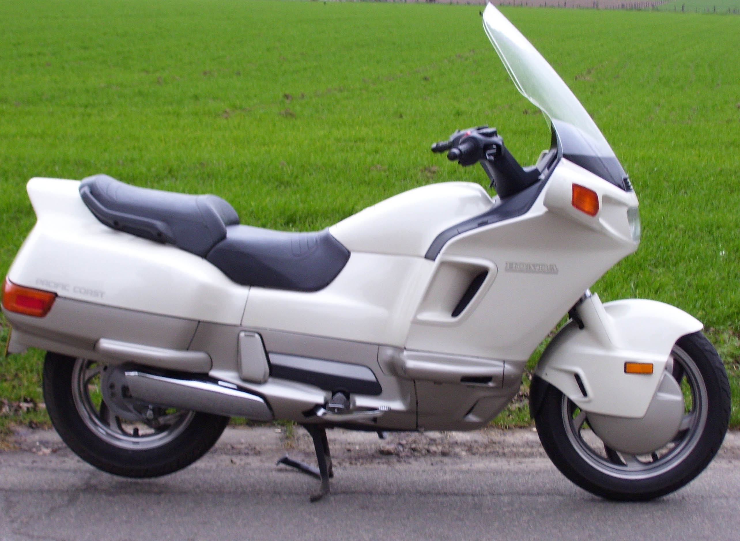 Белый с серым Honda PC800 Pacific Coast на фотографии 2007 года.