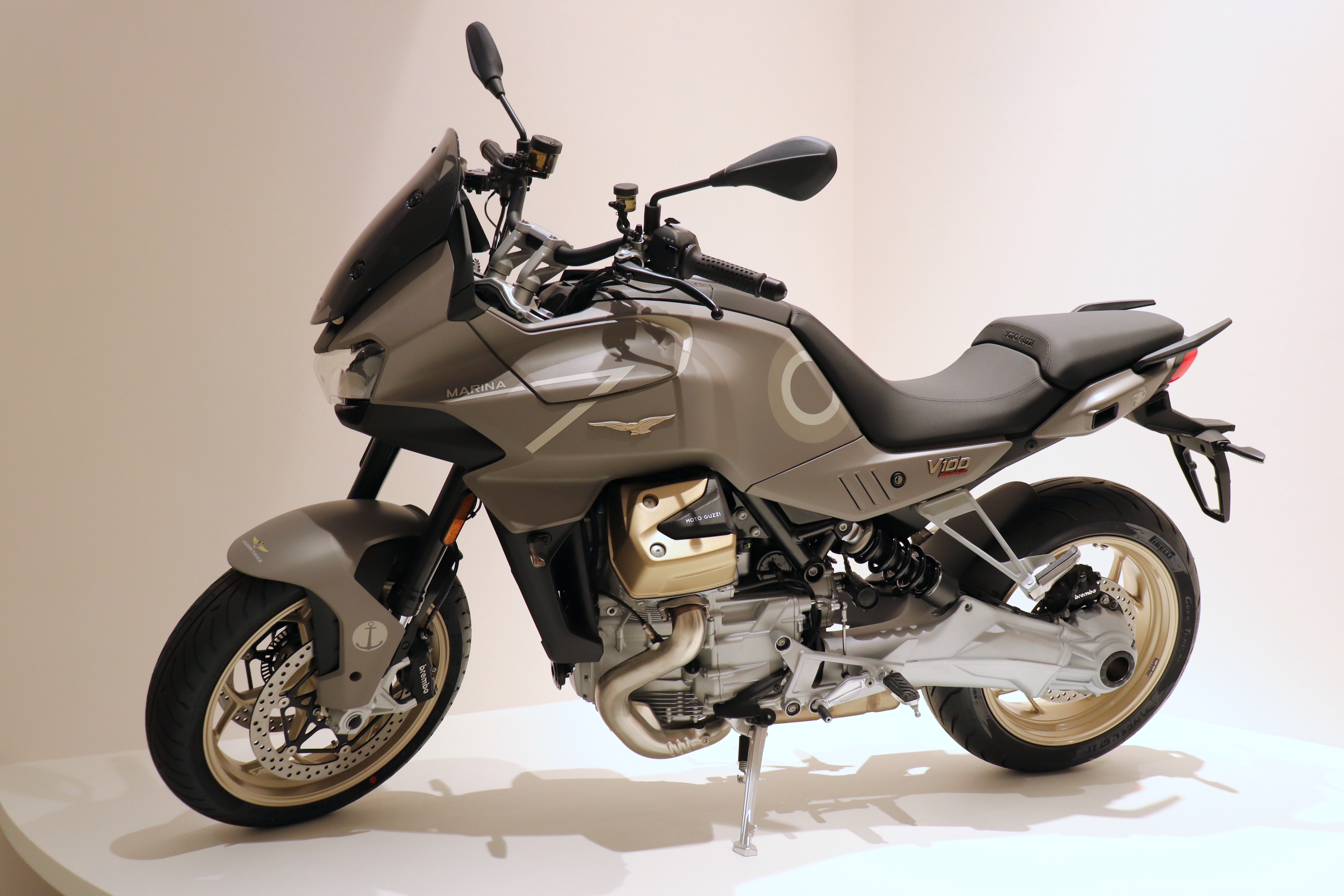 A Moto Guzzi V100 Mandello Aviazione Navale on display in a museum.