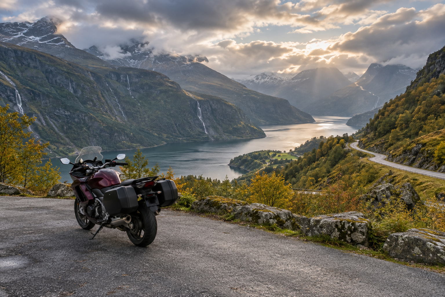 Ilustratīva motocikla pietura pie Norvēģijas fjorda