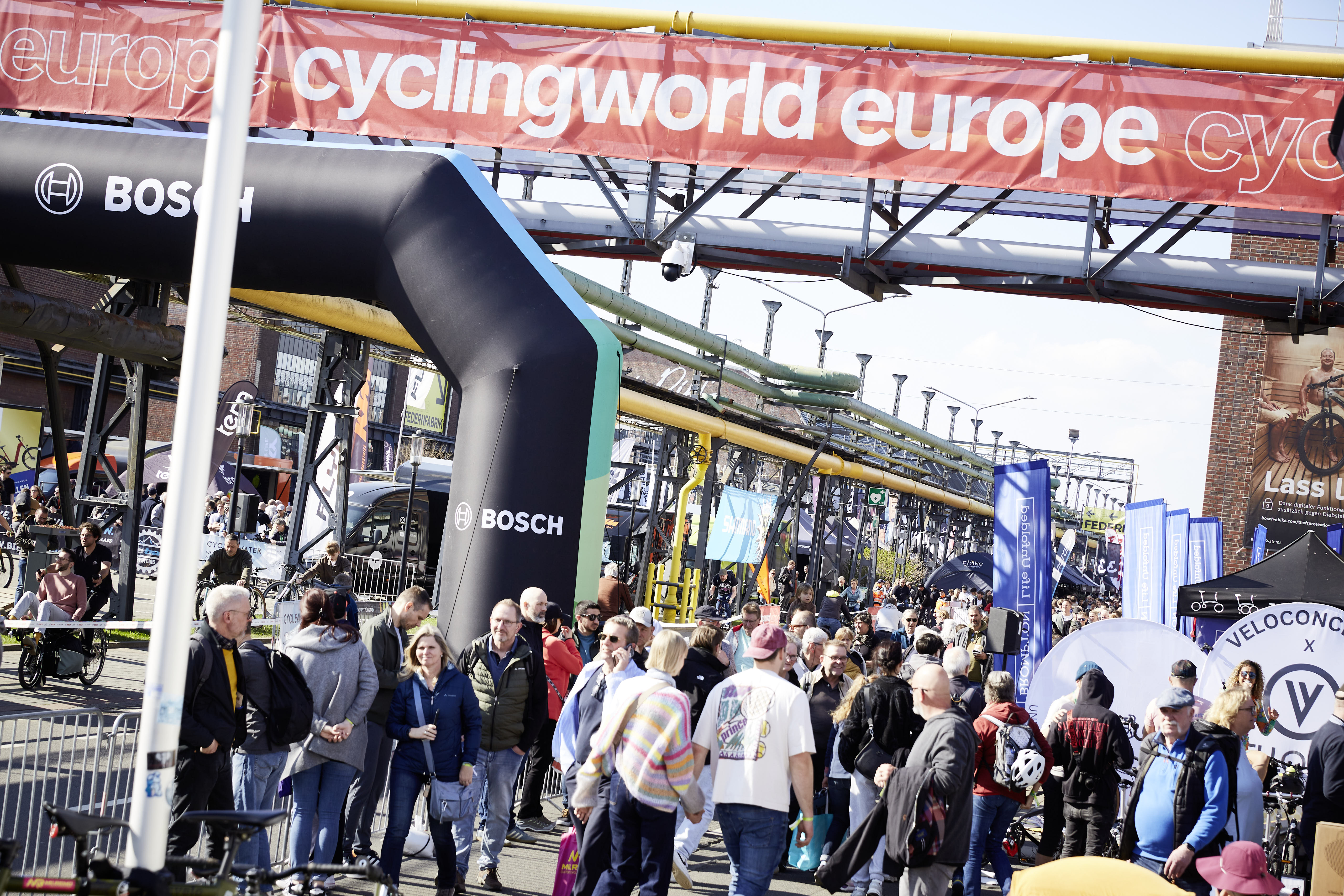 Cyclingworld Europe 2026 apmeklētāji un velobraucēji Areal Böhler teritorijā