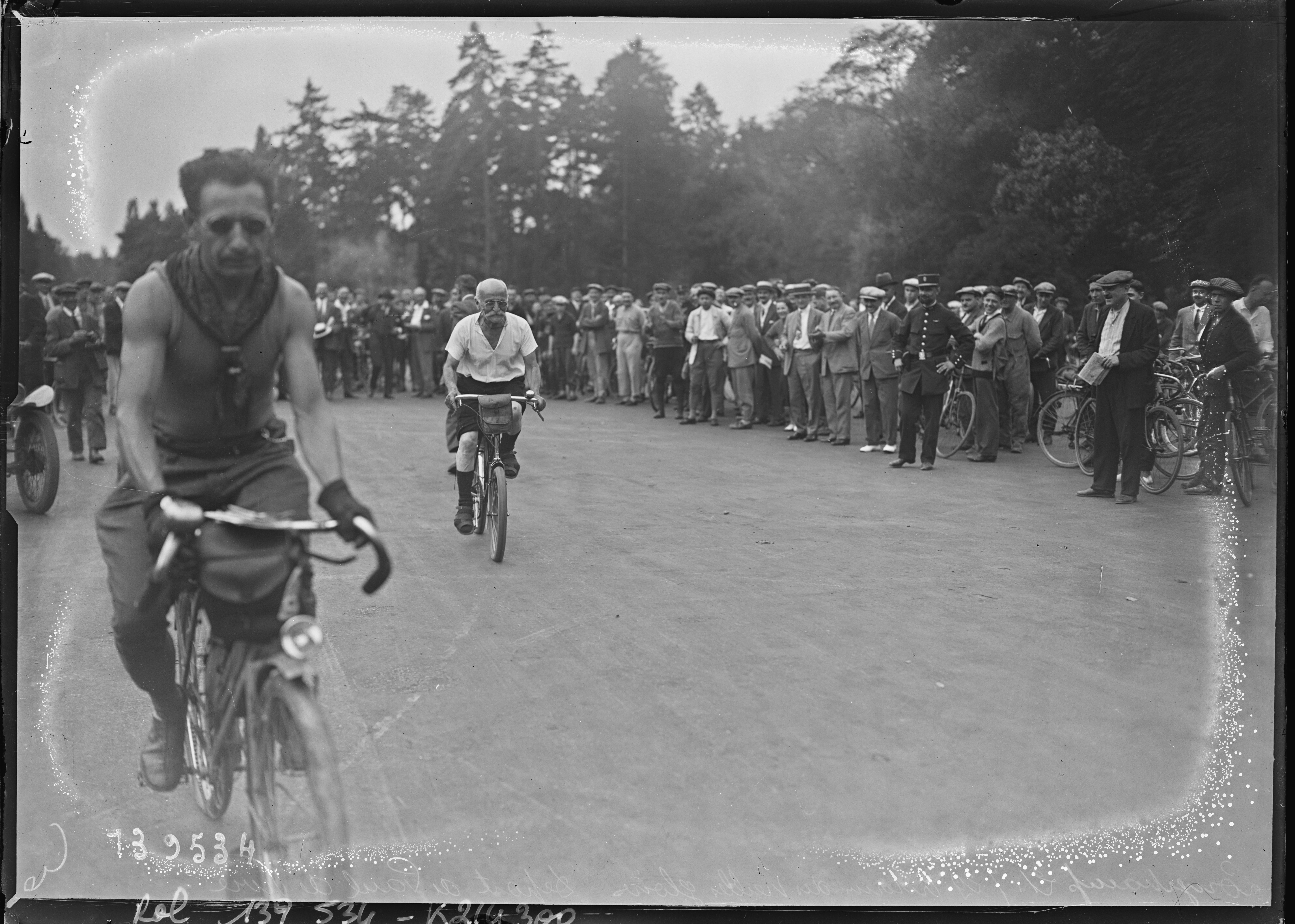Paul de Vivie cycling before spectators at Longchamp on 21 July 1929