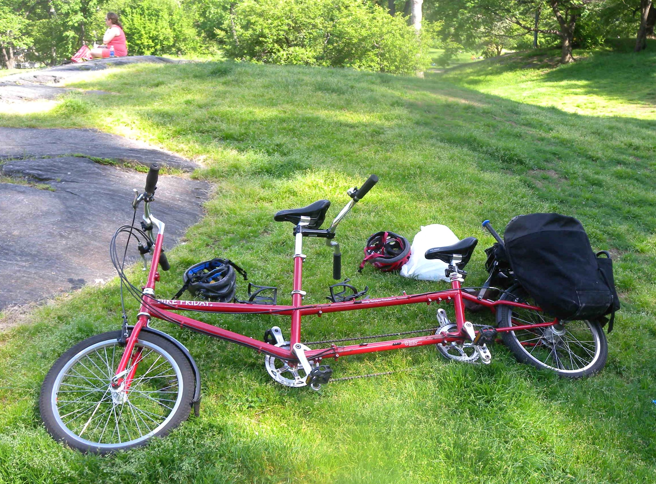 Bike Friday Family Tandem Traveler velosipēds parkā, 2011. gadā.