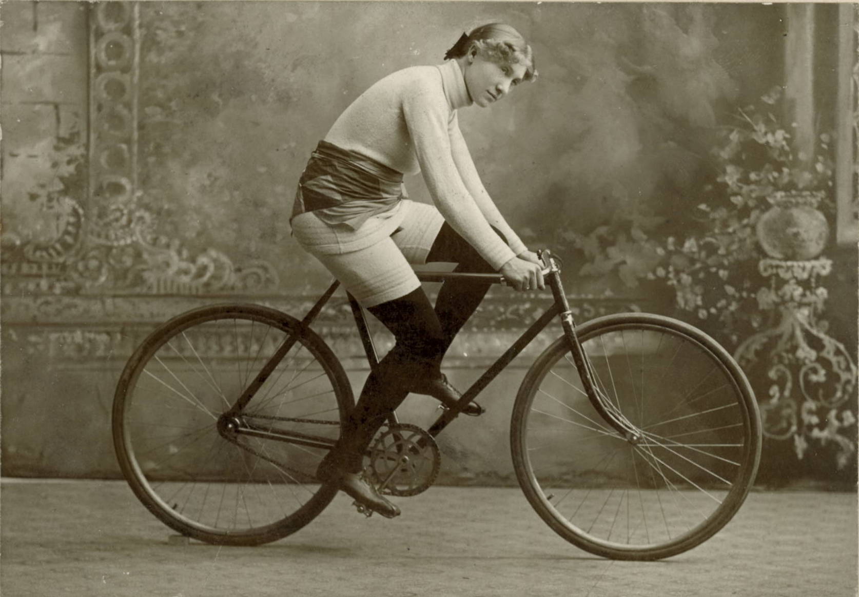 Tillie Anderson on a racing bicycle in Chicago in 1895