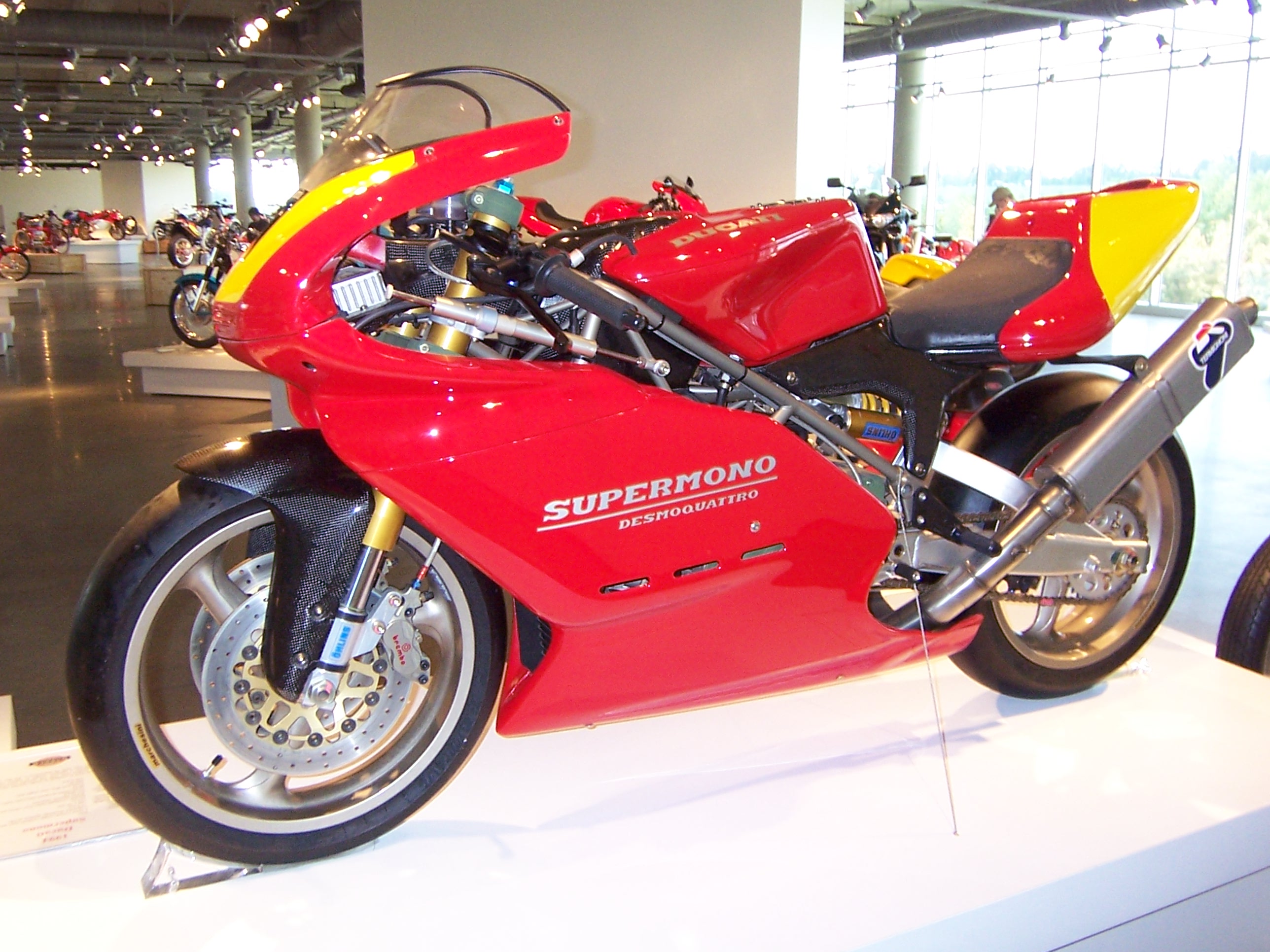 Sarkans Ducati Supermono Bārbera motociklu muzejā 2006. gadā.