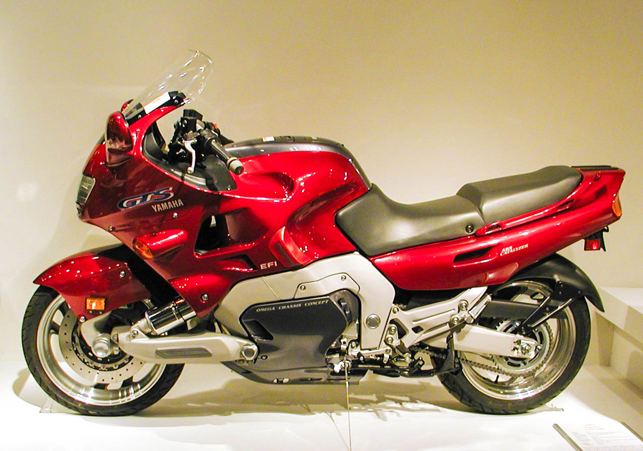 Yamaha GTS1000 с хорошо видимым рычагом передней подвески в музее Барбера в 2006 году