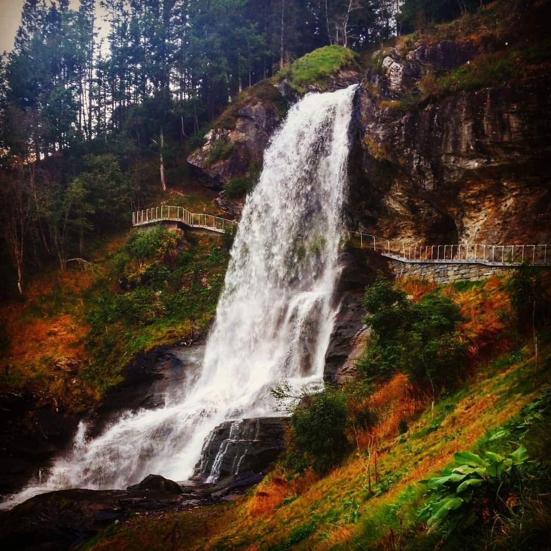 Steinsdalsfossen ūdenskritums un taka aiz ūdens aizkara 2015. gada rudenī