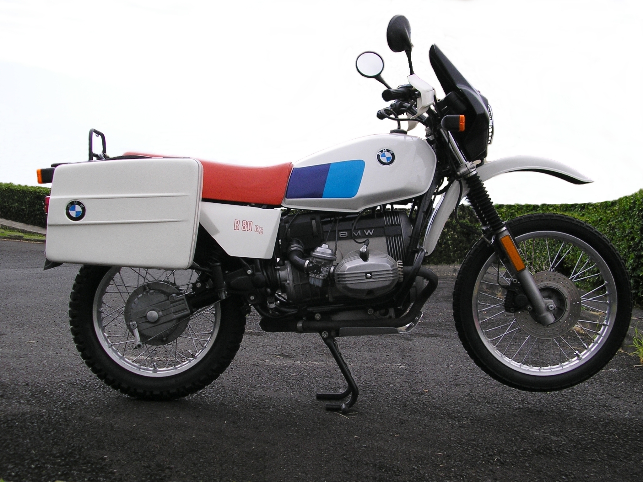 1981. gada BMW R 80 G/S ar baltu degvielas tvertni un sarkanu sēdekli