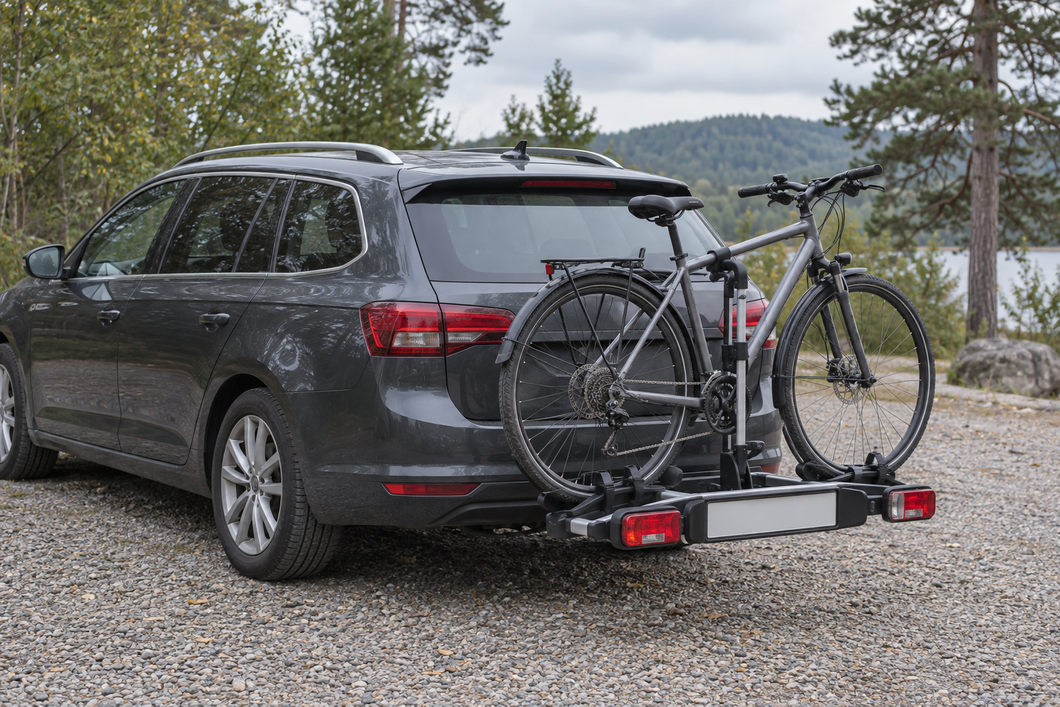 Velosipēds uz automobiļa aizmugurē uzstādīta platformas turētāja