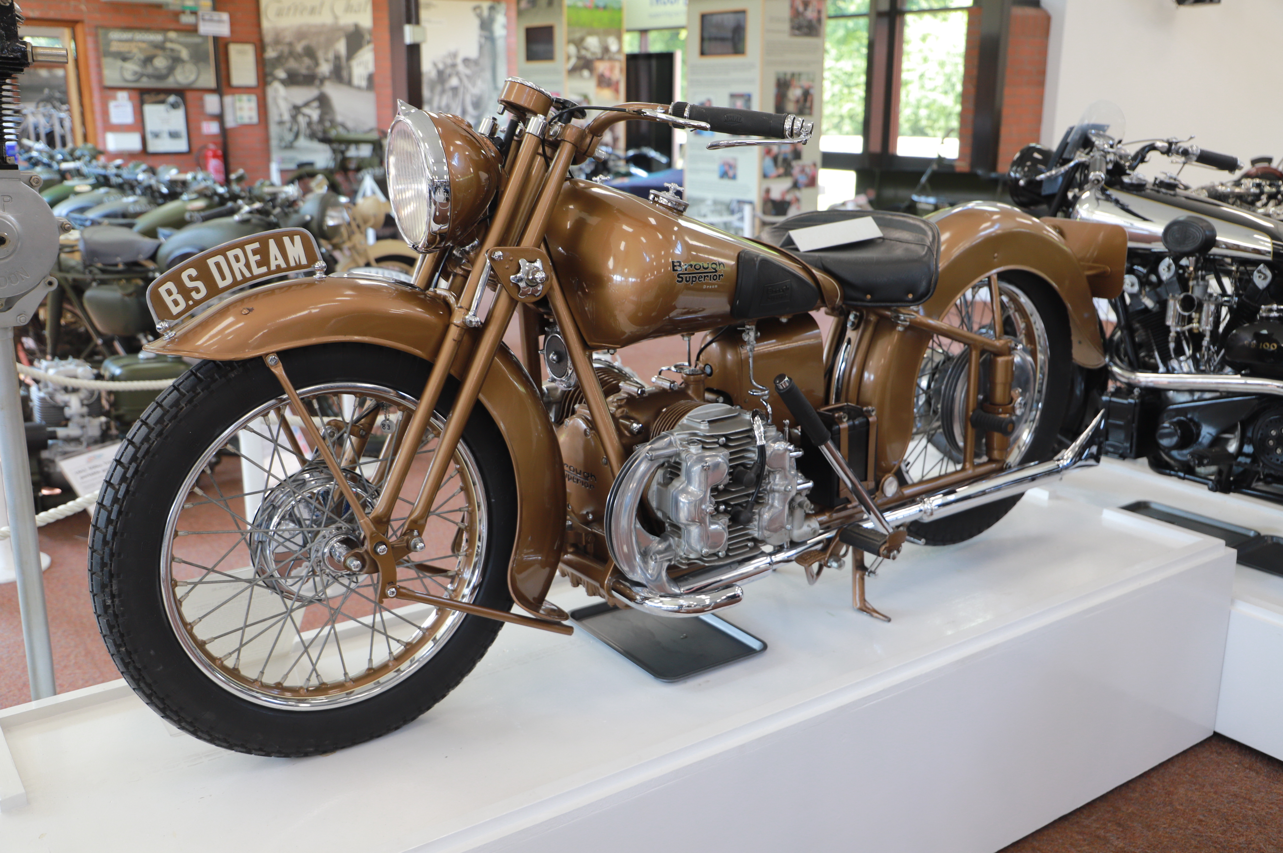 Brough Superior Golden Dream Nacionālajā motociklu muzejā, 2021. gada fotogrāfija.
