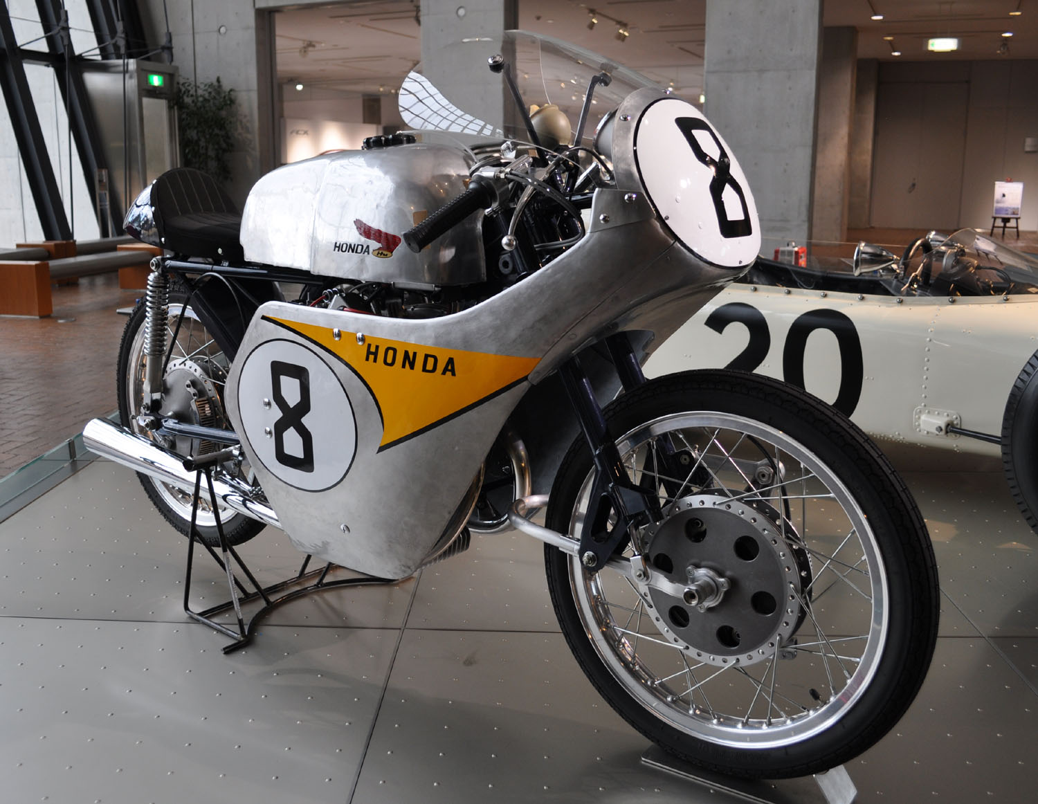 Atjaunotais 1959. gada Honda RC142 ar astoto numuru Honda Collection Hall muzejā, fotografēts 2011. gadā.